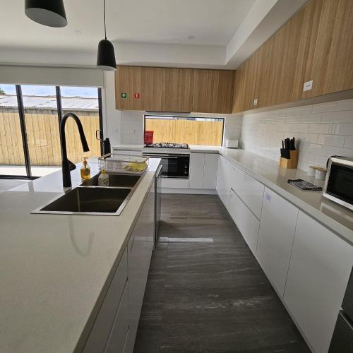 Konyha, Maruve Guesthouse Plus- Modern Stay near Melb Airport 12 min in Campbellfield