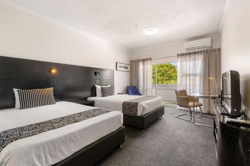 1 king bed, 1 twin bed