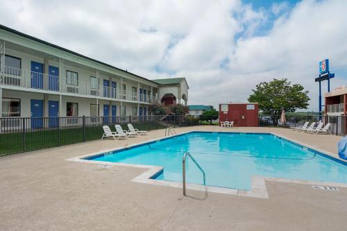 泳池, Motel 6 Gainesville, GA in 蓋恩斯維爾