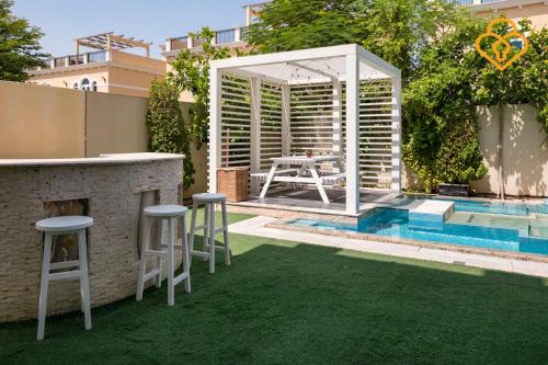 keysplease 4 BR Villa private pool Jumeirah Park - image 4