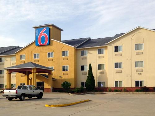 Motel 6-Indianapolis, IN - Southport - Photo 2 of 33