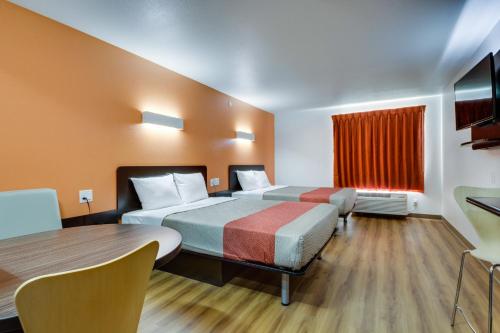 2 queen beds