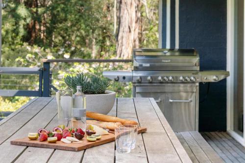 Woodland Sanctuary - Mini Golf, Fire Pit, Wineries near Sunny Ridge Strawberry Farm
