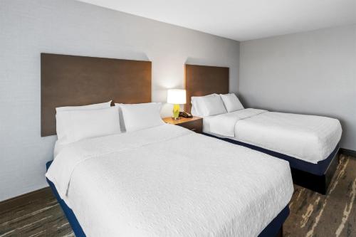 2 queen beds