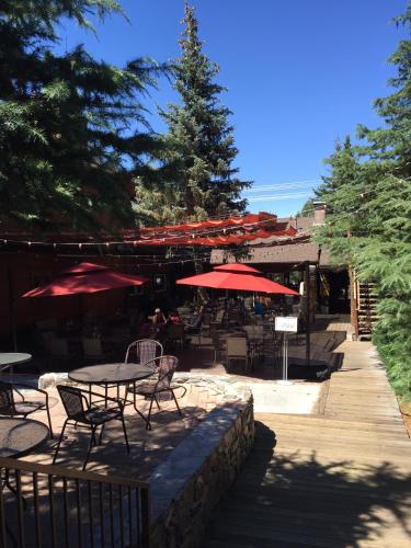 Restaurant, Robinhood Resort in Big Bear Lake (CA)