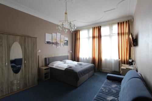 1 queen bed, 1 sofa bed