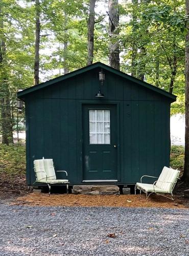 . Cozy Bunkhouse for Two Nestled in the Trees near Graysville, Tennessee