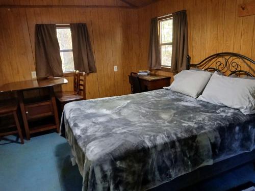 Cozy Bunkhouse for Two Nestled in the Trees near Graysville, Tennessee in Dunlap (TN)