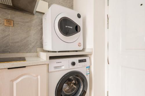 YunYing - Spacious Urban Flat with Panoramic City-View Windows - image 4