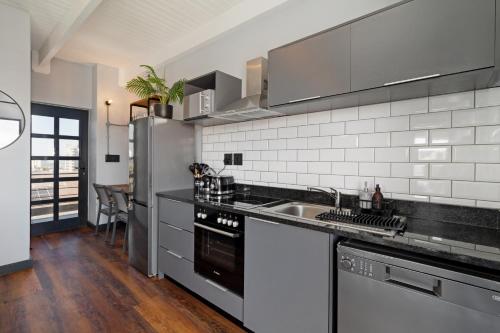 Manhattan On Coral Apartments - image 9