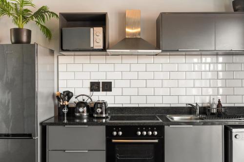 Manhattan On Coral Apartments - image 8