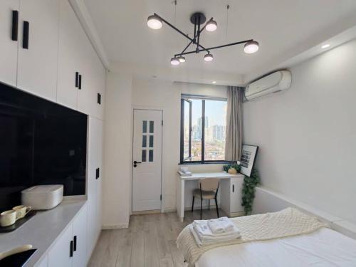 TianLe - Bright Modern City Studio with City-View Windows - image 5