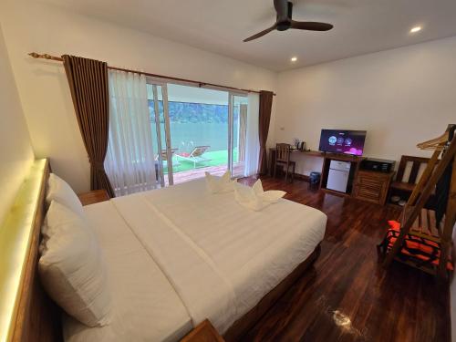 Ou river house resort in Nong Khiaw