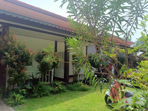 Exterior view of Ploy Chumpoo Lanta