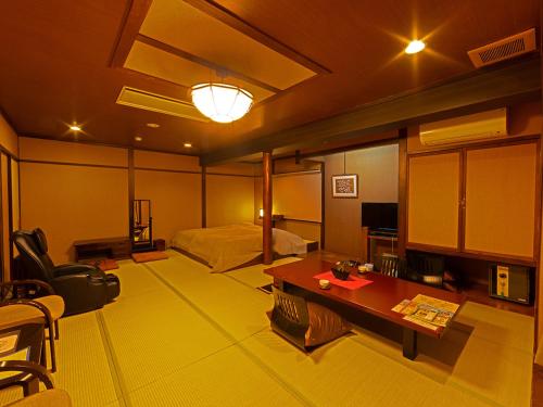 room detail thumbnail 1