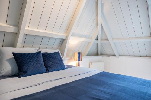 1 queen bed, 1 double bed, 1 twin bed