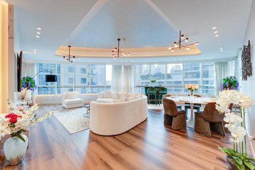 Vacationer Holiday Homes I Exquisite 4 Bed I Spacious Balcony with City Views in Dubai Marina, Dubai