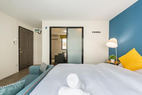 room detail thumbnail 2