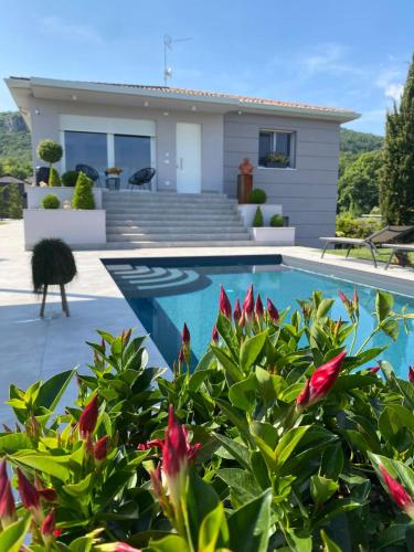 Independent Room in Villa with Pool - Zel