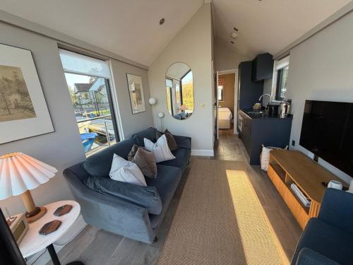 Water Cabin With Water Sports Equipment and Bikes, Bath 2