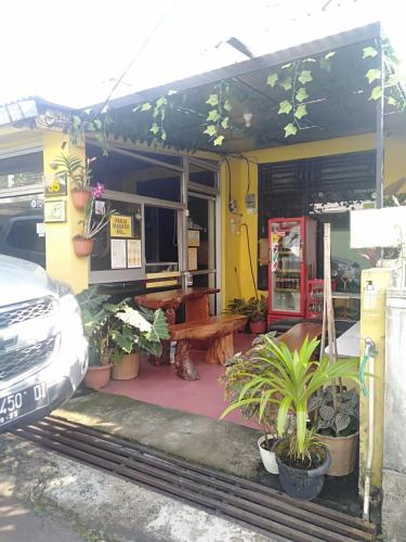 Lobby, Lejlighed i Ciadeg på  m². Soveværelser: 1. Private badeværelser: 1. (Penginapan Rumah Kuning Syariah) in Bogor