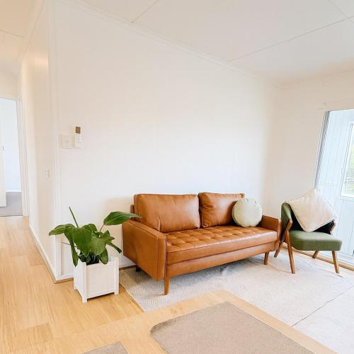 Golden Beach House Caloundra - Walk to Beach - Pet Friendly - Sleeps 9 – khách sạn tại Bãi Biển Vàng và Pelican Waters