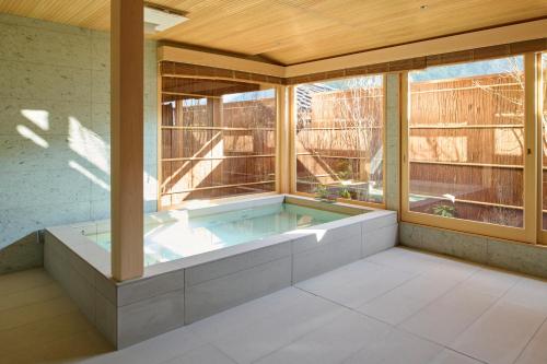 Vannas istaba, Airport Shuttle - Private Edo Villa - AGE GEIHINKAN 阿下迎賓館 in Jinseki