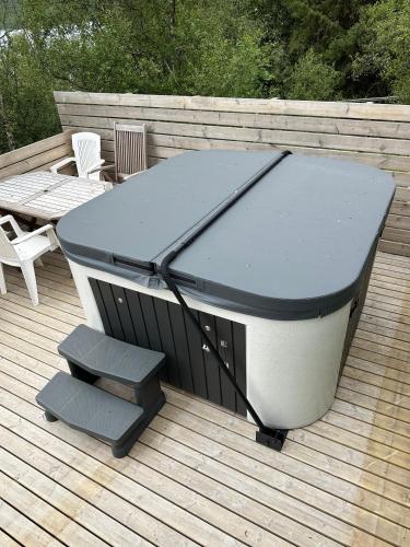Dārzs, Cosy Cabin Escape with Hot Tub & Lake View in Fossatun