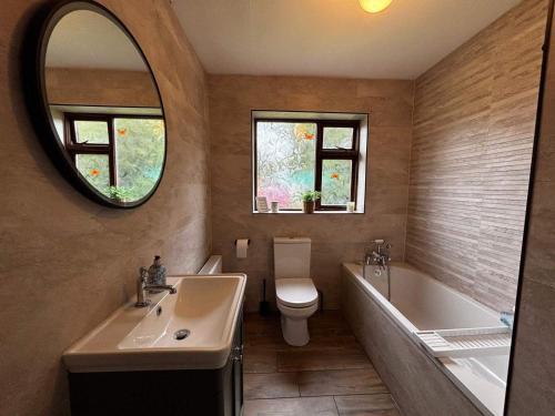 3 Bed Cottage - Sleeps 7 - Parking - Play Area in Crossmolina