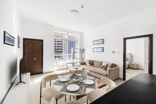 1BR Apartment with Balcony & Marina Views, Dubai