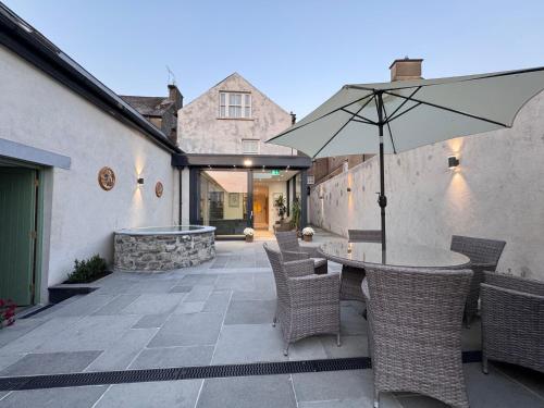 Iekārtas, Cashel Regency Townhouse in Cashel