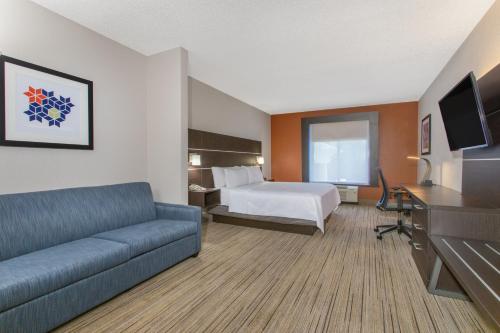 1 king bed, 1 sofa bed