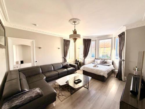 Immanuel House - Modern Luxury Victorian Home 1872 - Free Parking & SuperFast Fibre Optic WiFi in Danderhall