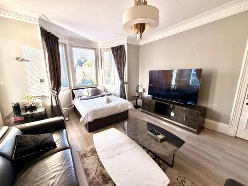 Immanuel House - Modern Luxury Victorian Home 1872 - Free Parking & SuperFast Fibre Optic WiFi in Danderhall