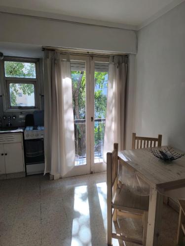 Ambiente con balcon a la calle, excelente ubicación!