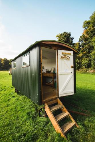 Rock Farm Slane - Glamping Room Type - Shepherd's Hut - Apple
