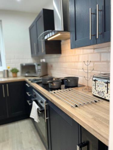 Kitchen, Ideal 4-bed home sleeps 7 - Nr Trafford Ctr & M60 in Downtown