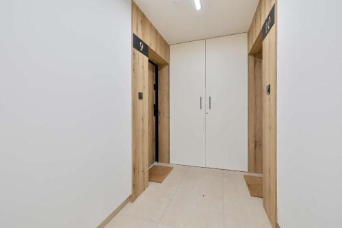 Klimatyzowany Stylowy Apartament Blisko Plaży Taras & Parking by Noclegi Renters - image 4