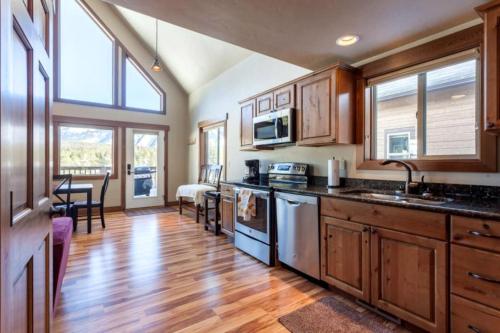 Inviting Vacation Cabin with Mountain Views near Glacier National Park, Montana in West Glacier (MT)