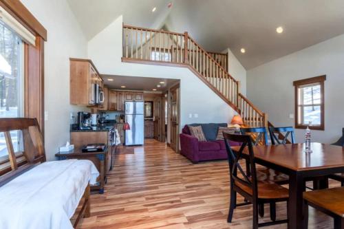 Inviting Vacation Cabin with Mountain Views near Glacier National Park, Montana in West Glacier (MT)