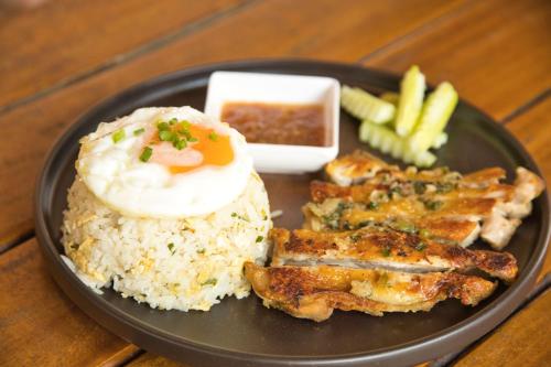 Food and beverages, Mad Monkey Kampot in Stueng Saen
