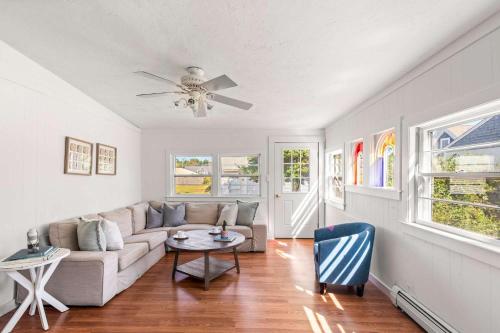 Renovated Classic Cape w Guest House in 丹尼斯港