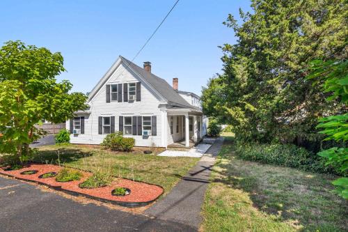 Renovated Classic Cape w Guest House in 丹尼斯港