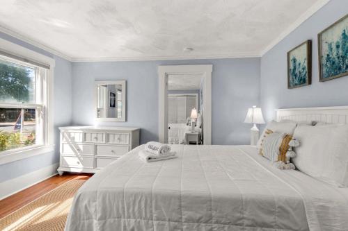 Renovated Classic Cape w Guest House in 丹尼斯港