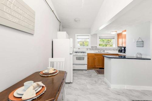 Renovated Classic Cape w Guest House in 丹尼斯港