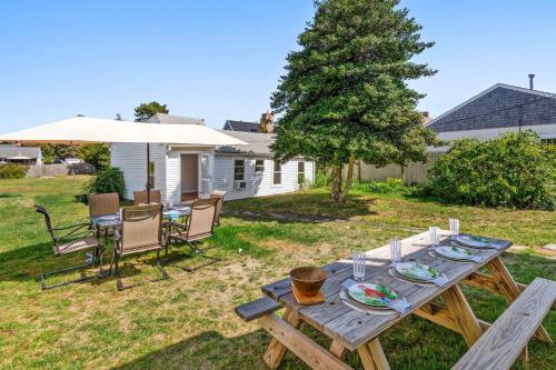 Renovated Classic Cape w Guest House in 丹尼斯港