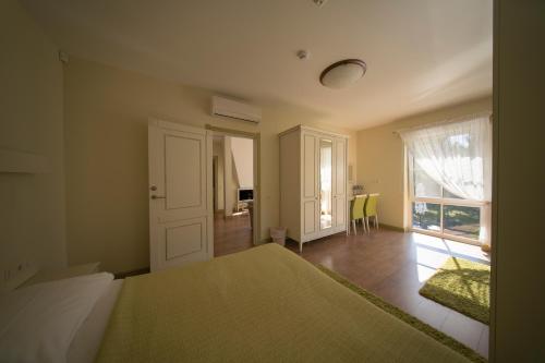 1 queen bed, 2 sofa beds