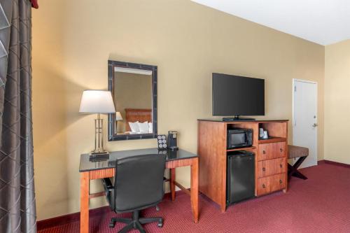 Best Western Plus Canyon Pines - Tap to explore photos