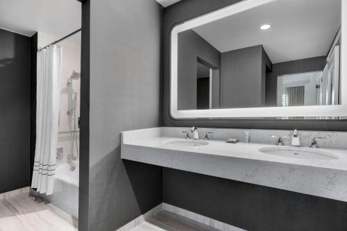 Chicago Marriott Midway - image 6