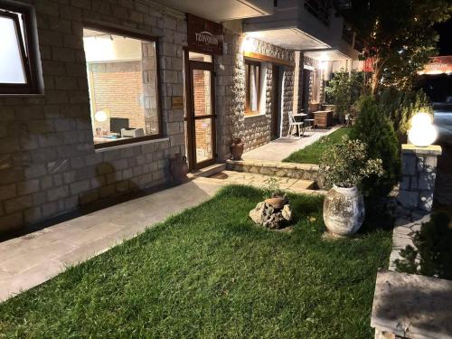 Tzovolos Apartments in คาลาไรทา
